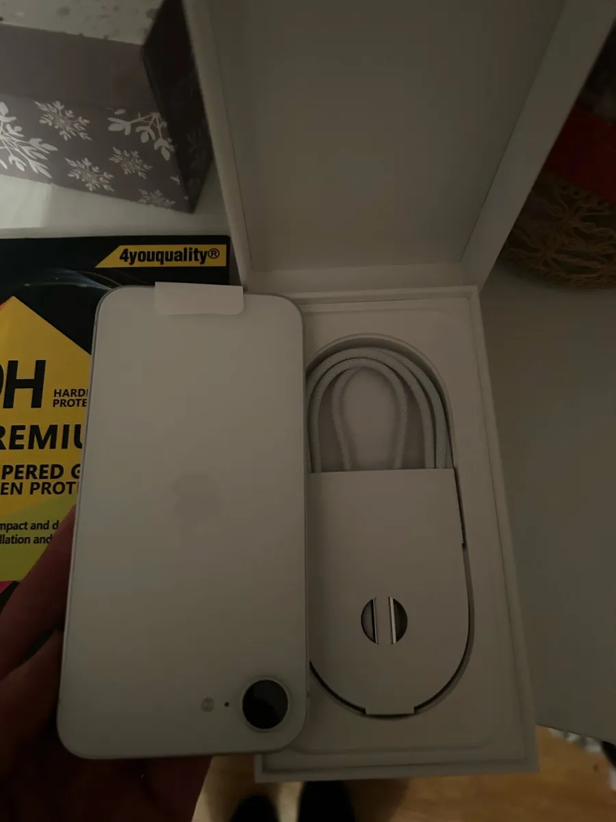 iPhone 16e - Image 2