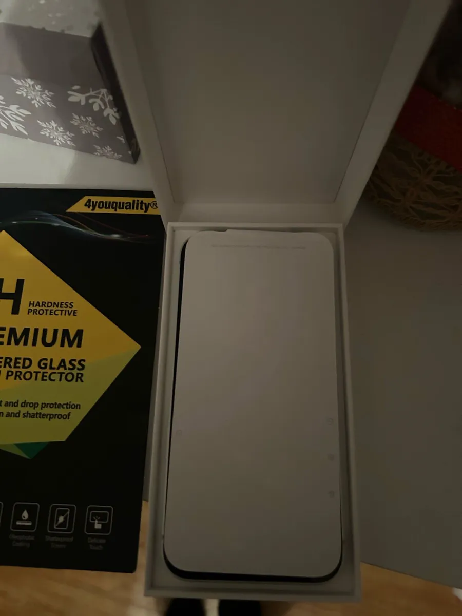 iPhone 16e - Image 4