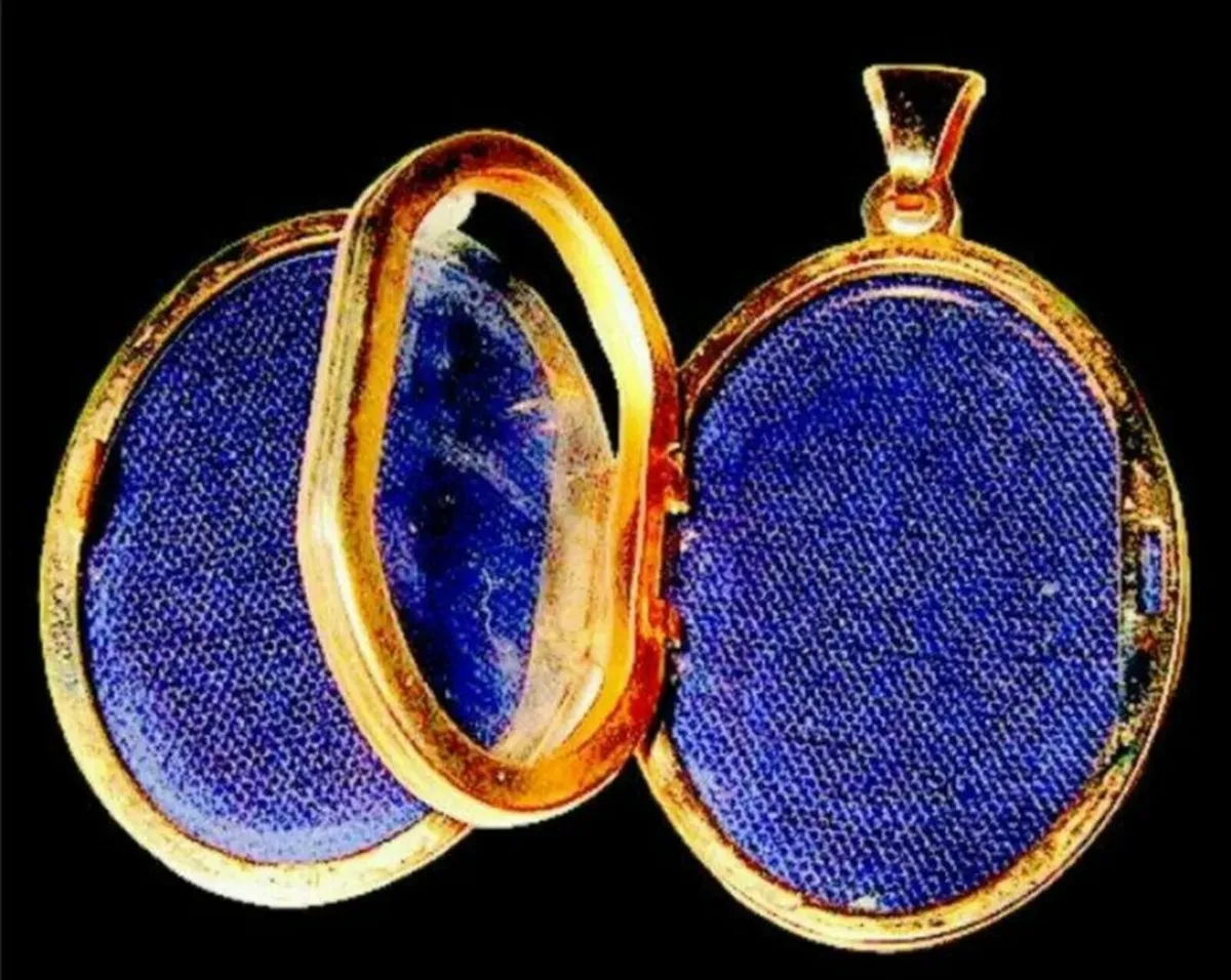 Vintage Hallmarked 9ct Gold Treble Section Locket - Image 3