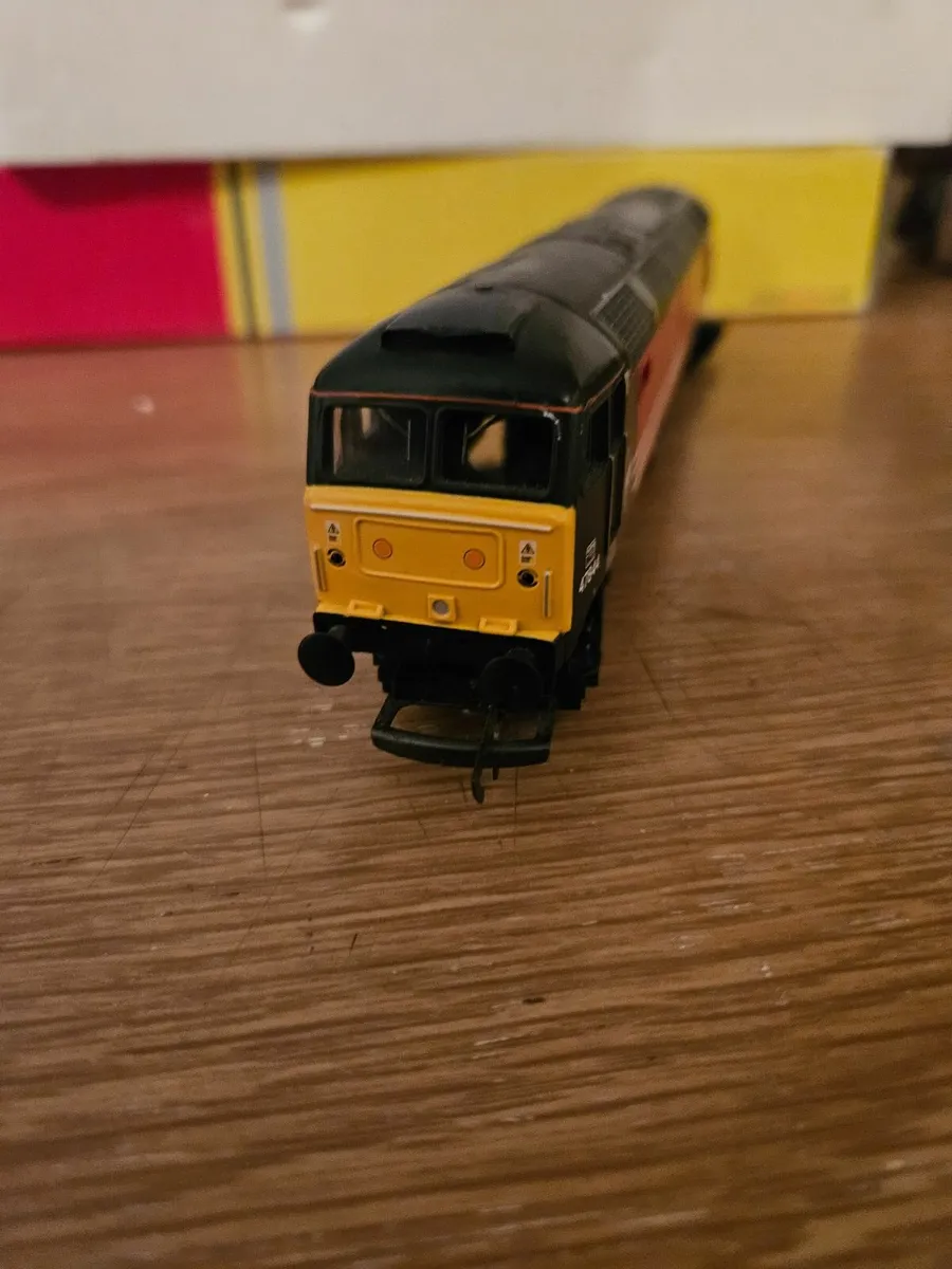 Hornby OO Gauge Virgin Trains Class 47 - Image 2