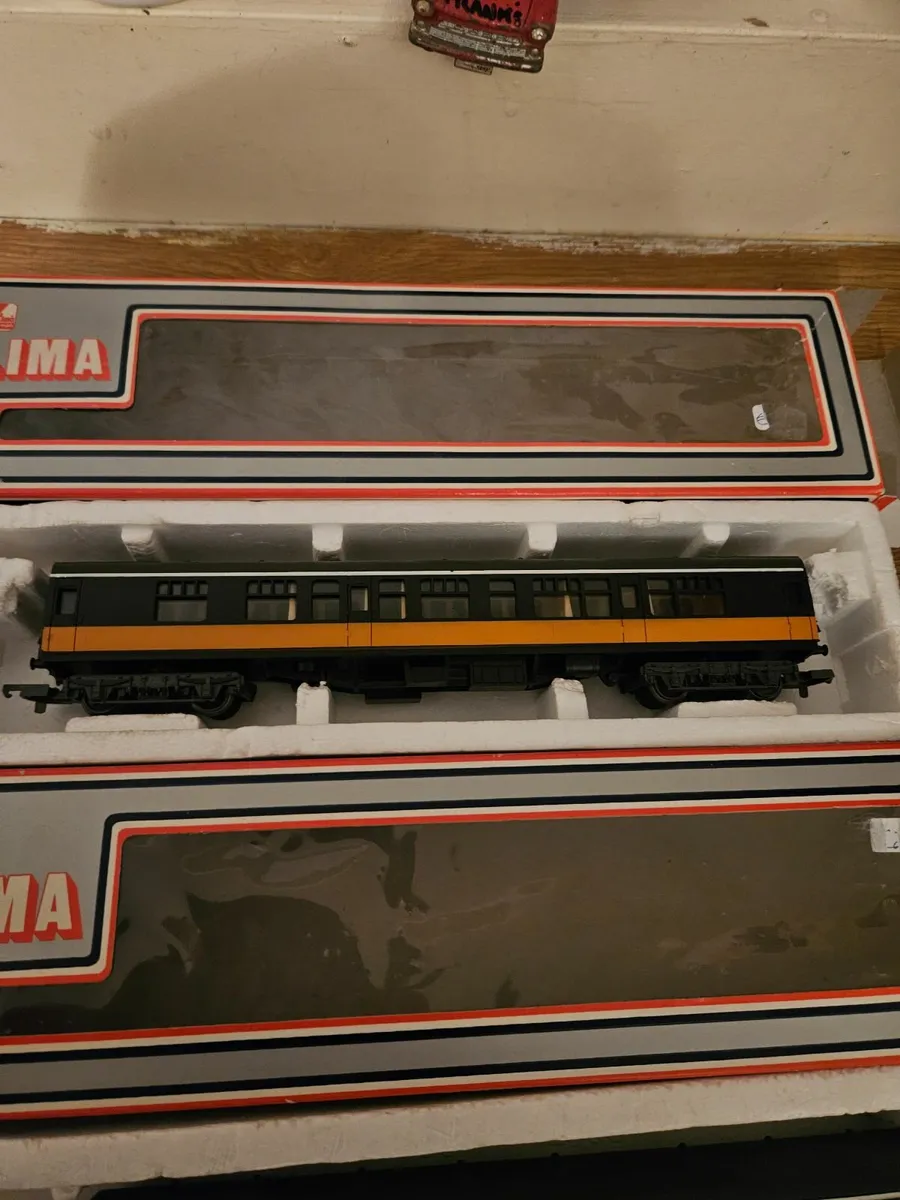 Hornby Lima OO Gauge Irish Rail CIE Carraiges - Image 2