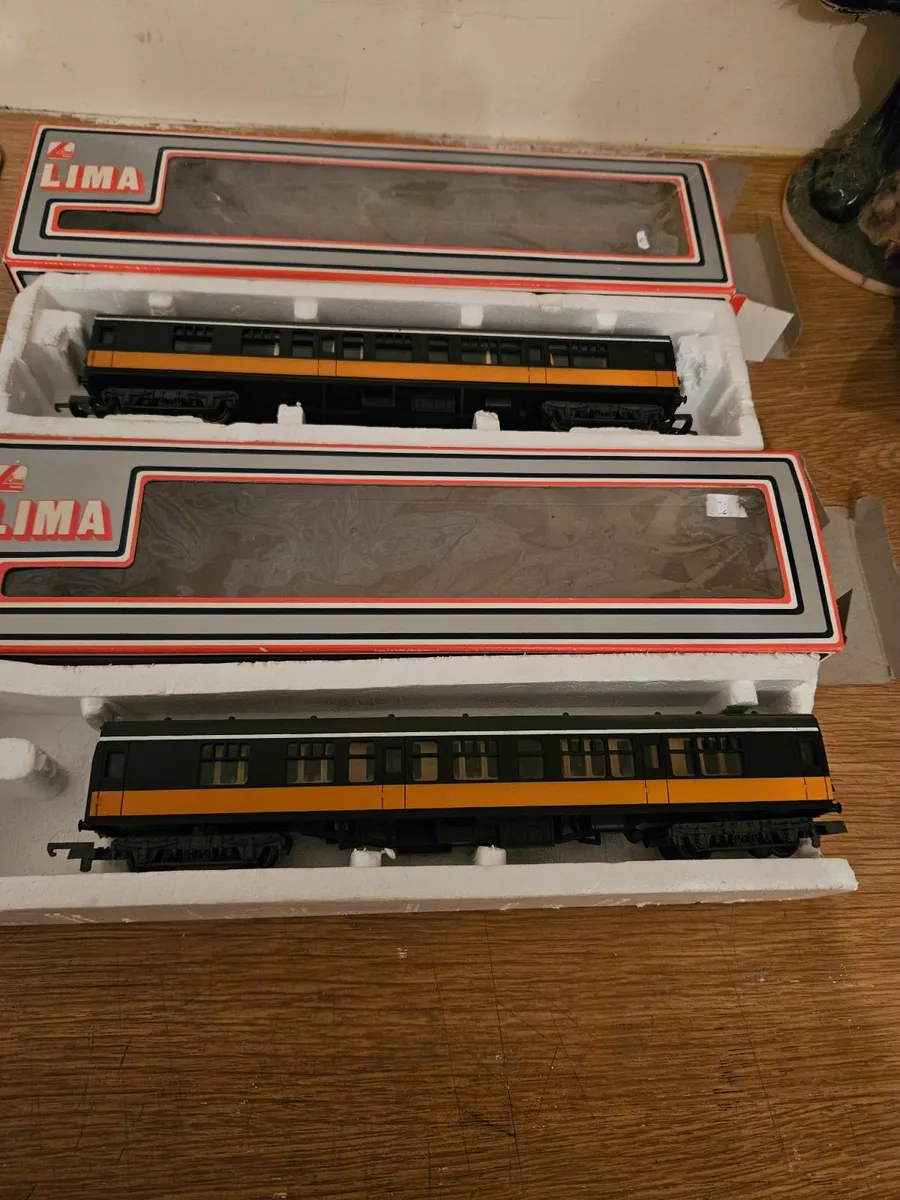 Hornby Lima OO Gauge Irish Rail CIE Carraiges - Image 3
