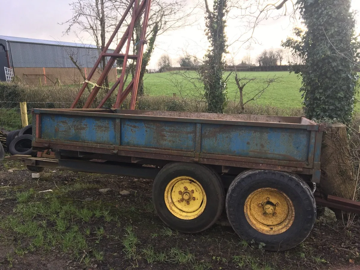 Tractor tipping trailer - Image 1