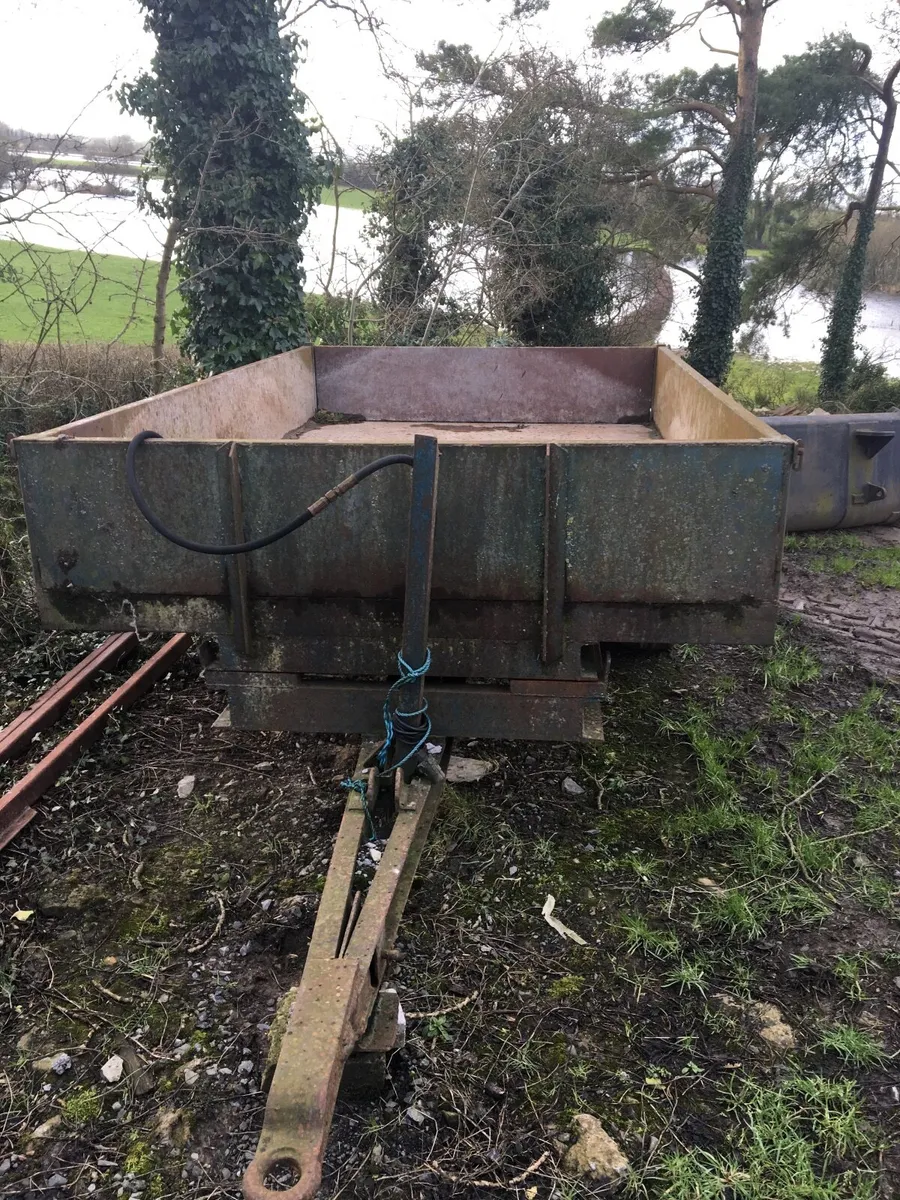 Tractor tipping trailer - Image 2