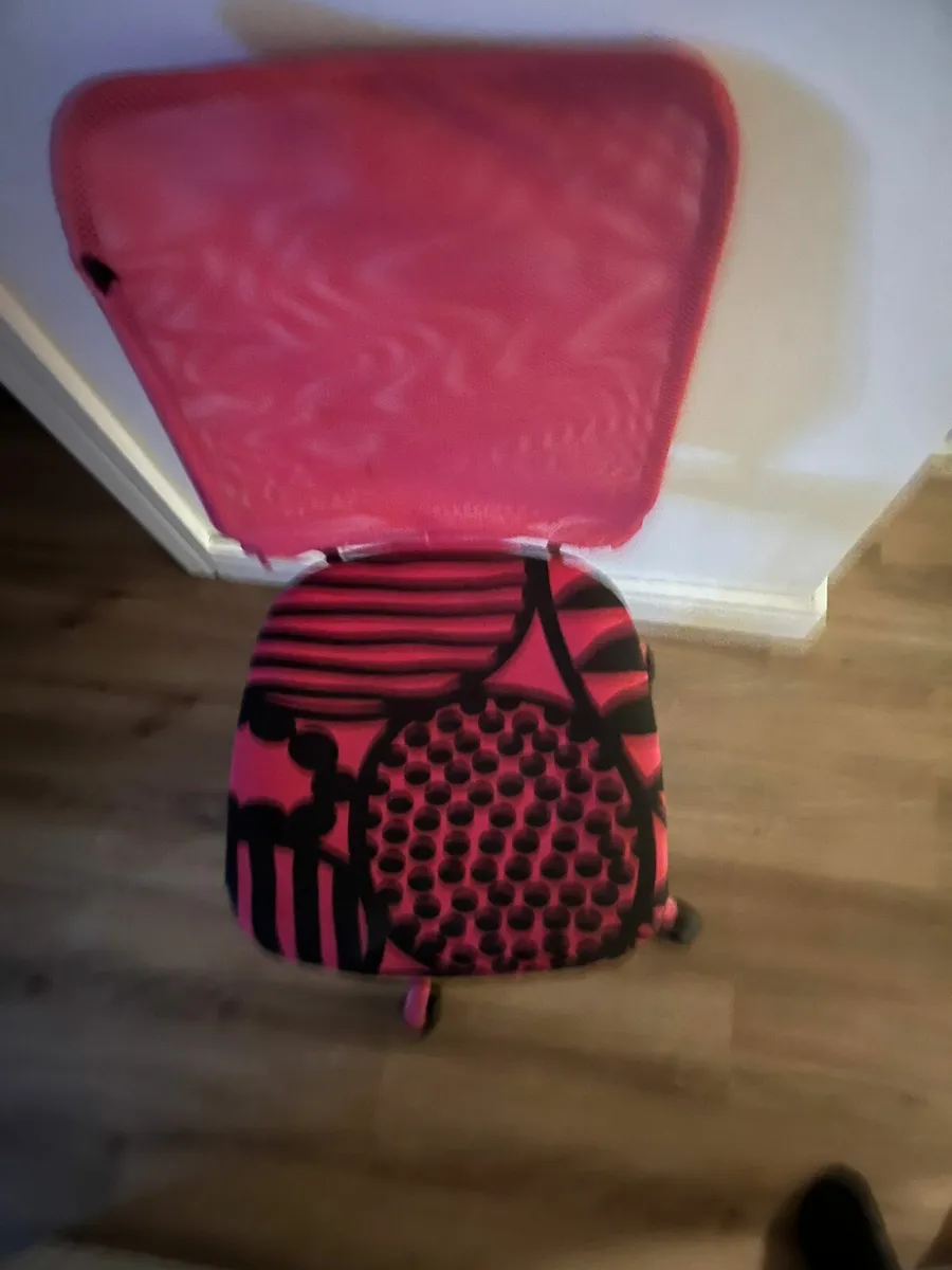 FREE Pink desk chair - Image 2