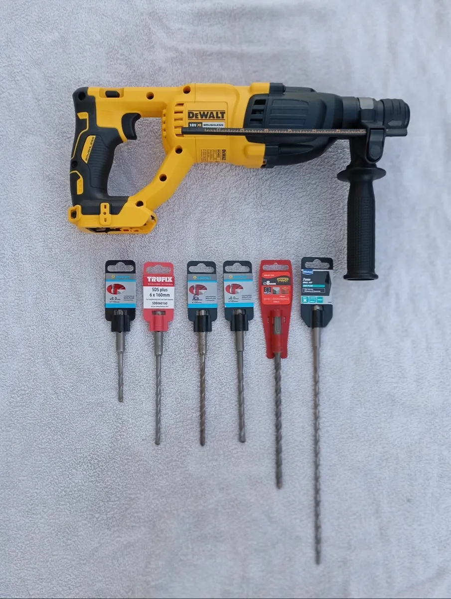 DeWalt dch033 SDS Masonry Drill & Bits - Image 1