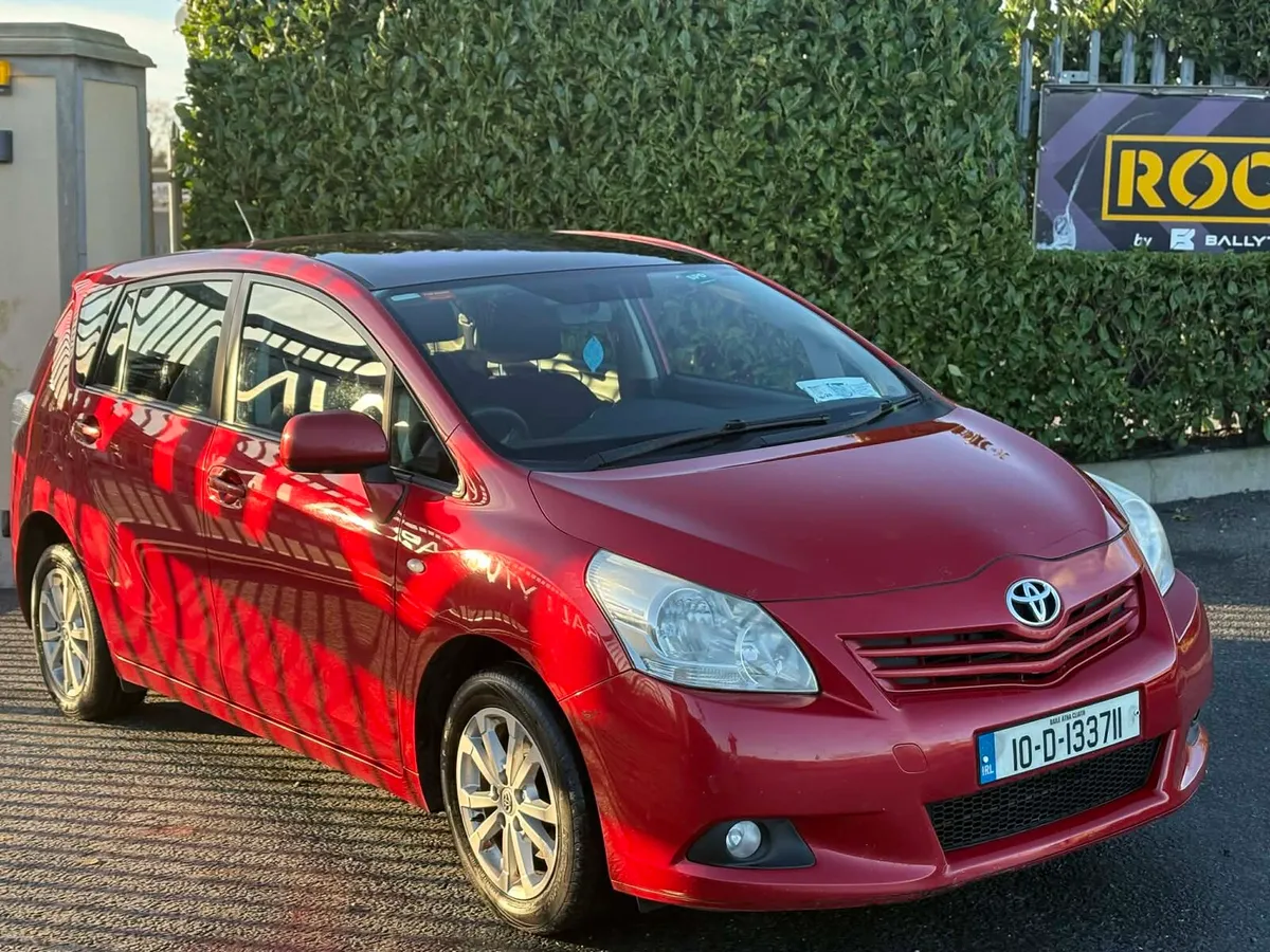 2010 Toyota Avensis Verso - Image 1