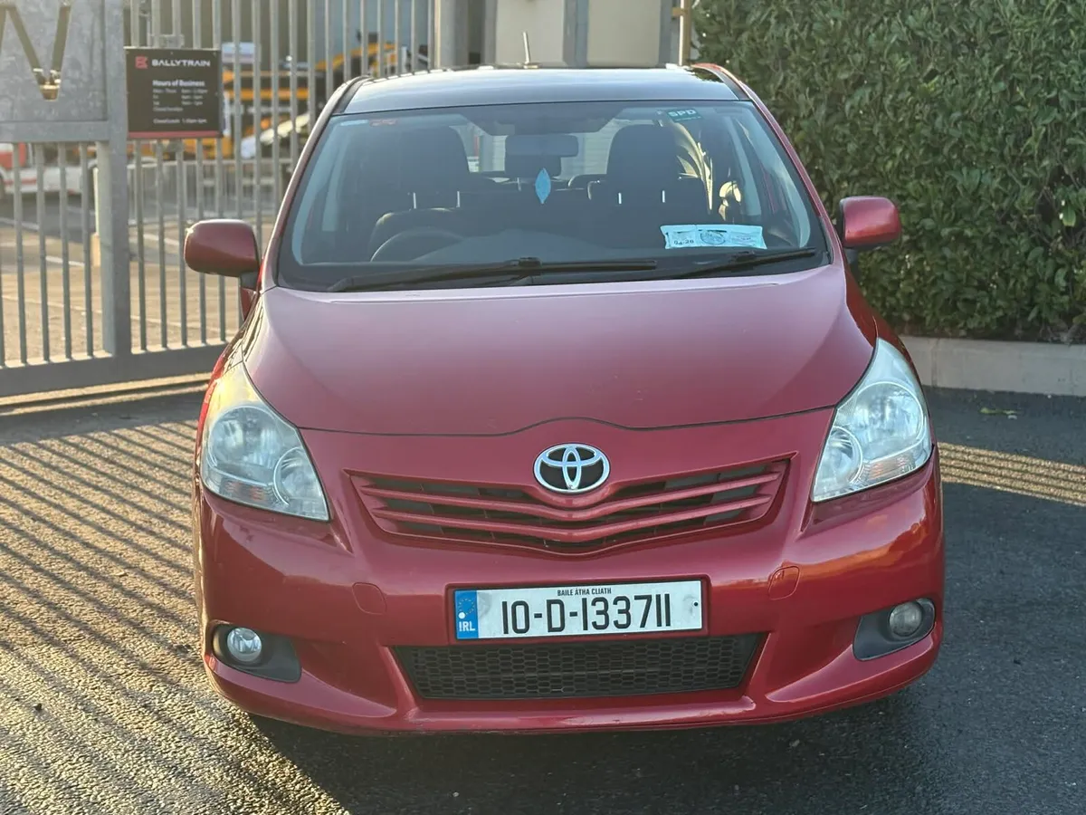 2010 Toyota Avensis Verso - Image 3