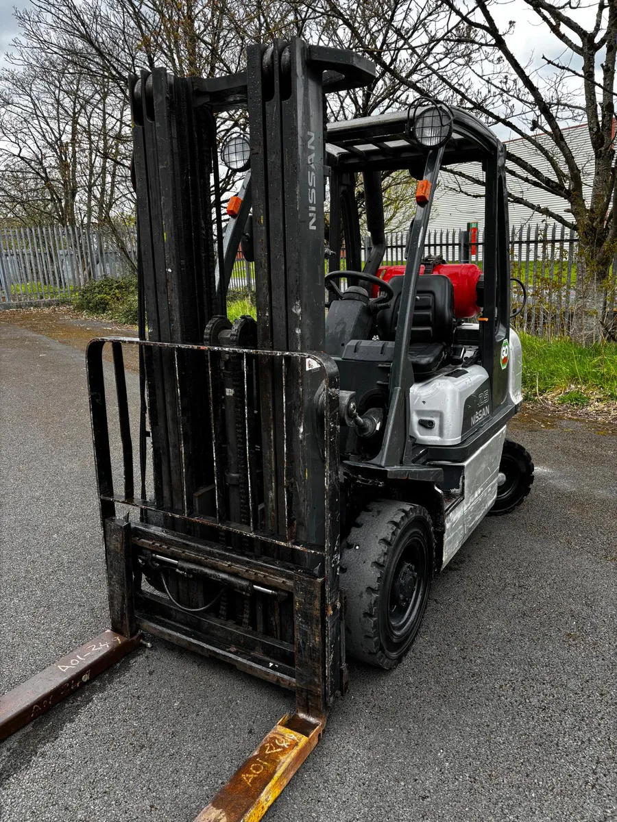 forklift    nissan  gas 2.5 ton lift - Image 2