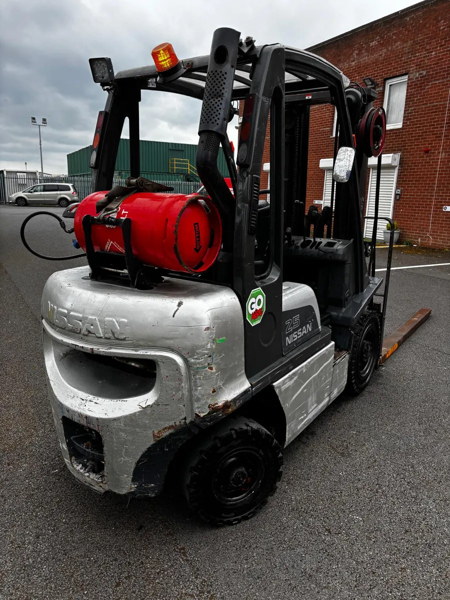 forklift    nissan  gas 2.5 ton lift - Image 4