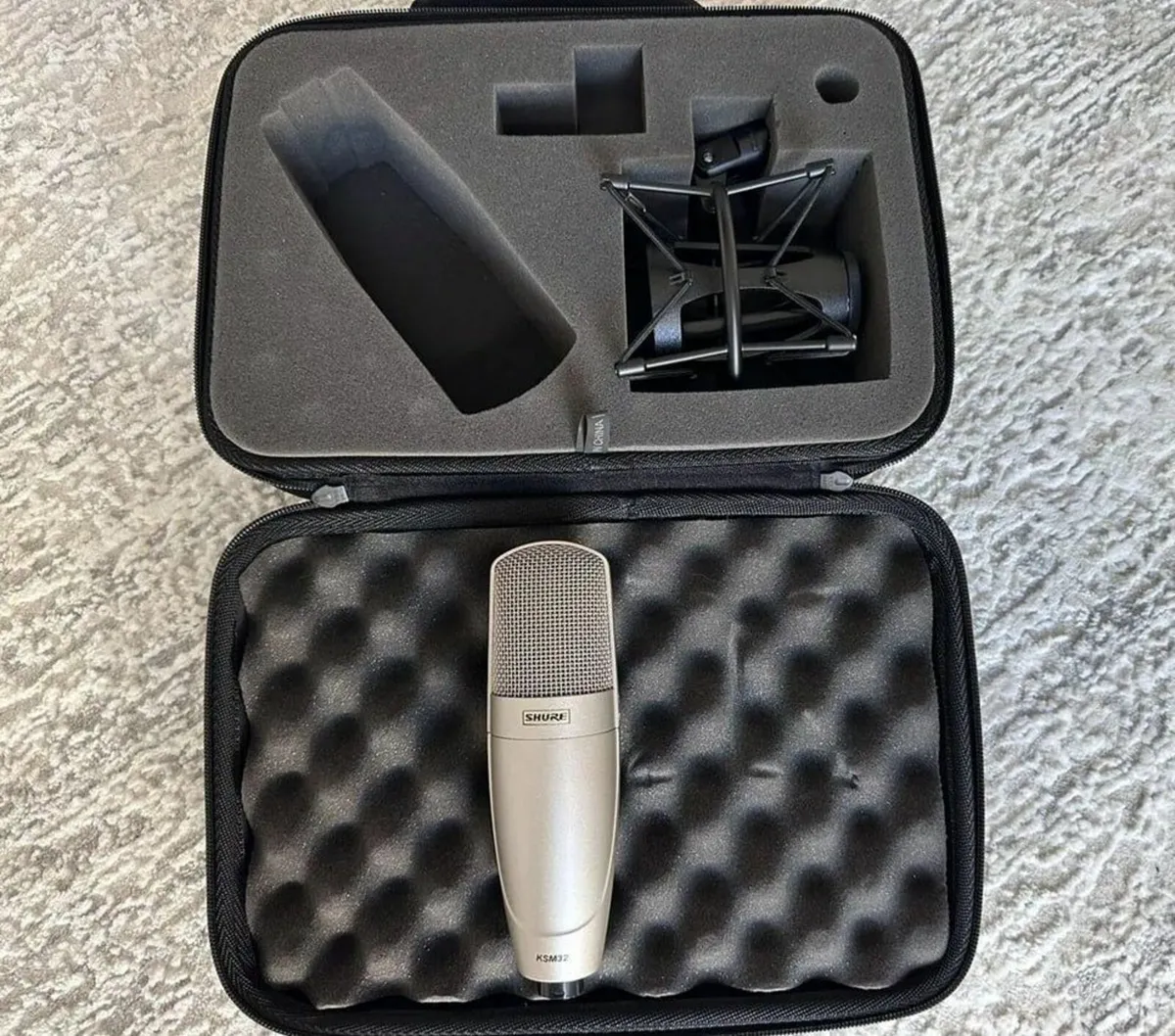 Shure KSM32 studio microphone - Image 1