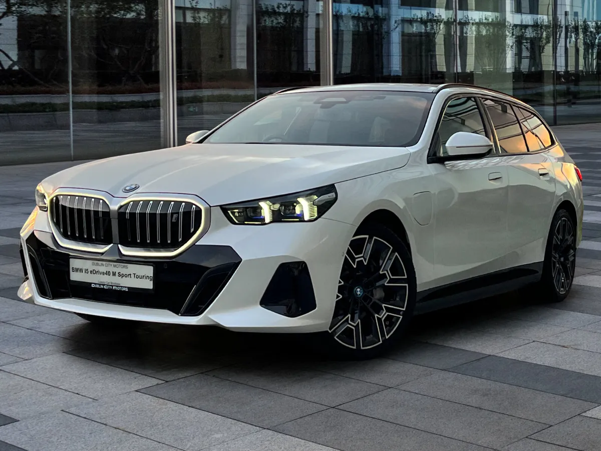 BMW i5 eDrive40 M Sport Touring *Panroof* - Image 3