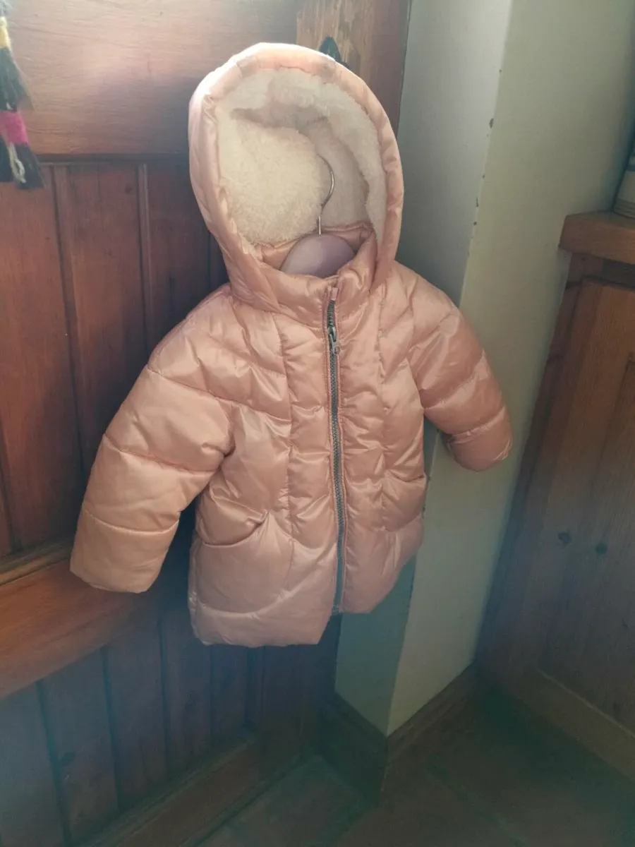 Babys girls Dunne Stores winter coat. Like new. 6/ - Image 2
