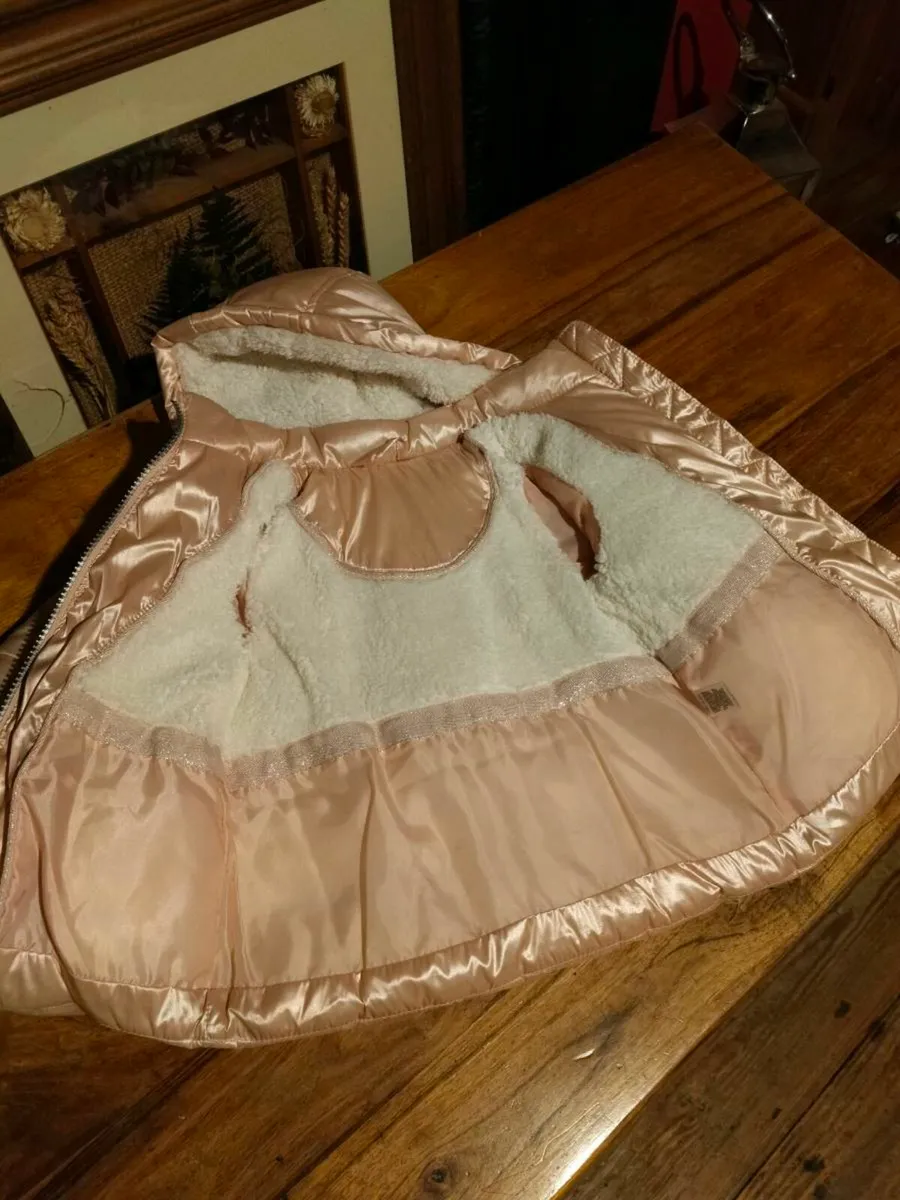 Babys girls Dunne Stores winter coat. Like new. 6/ - Image 4