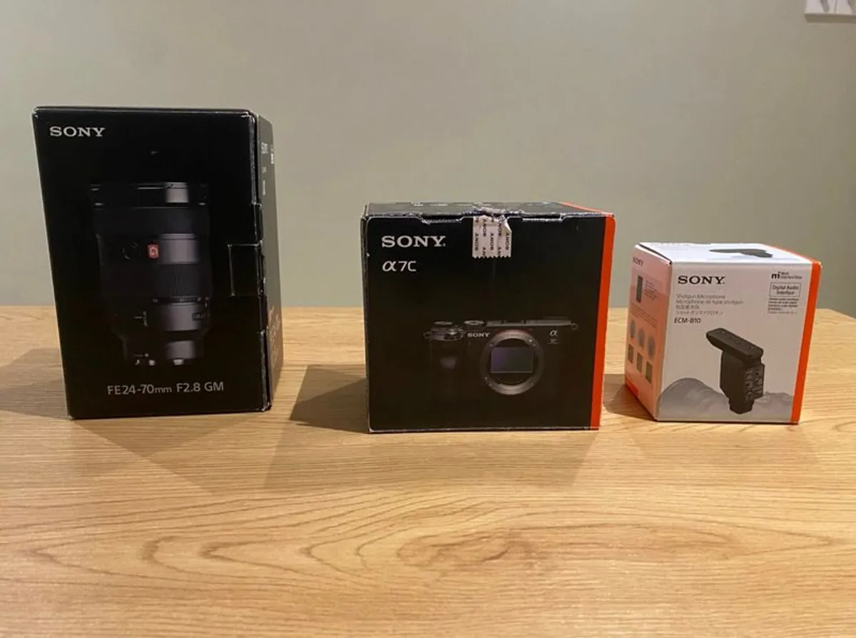 Sony A7C Bundle  24 70mm F28 GM lens  Mic Ecm B10  like new - Image 2