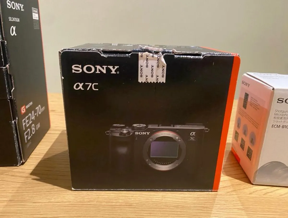 Sony A7C Bundle  24 70mm F28 GM lens  Mic Ecm B10  like new - Image 3