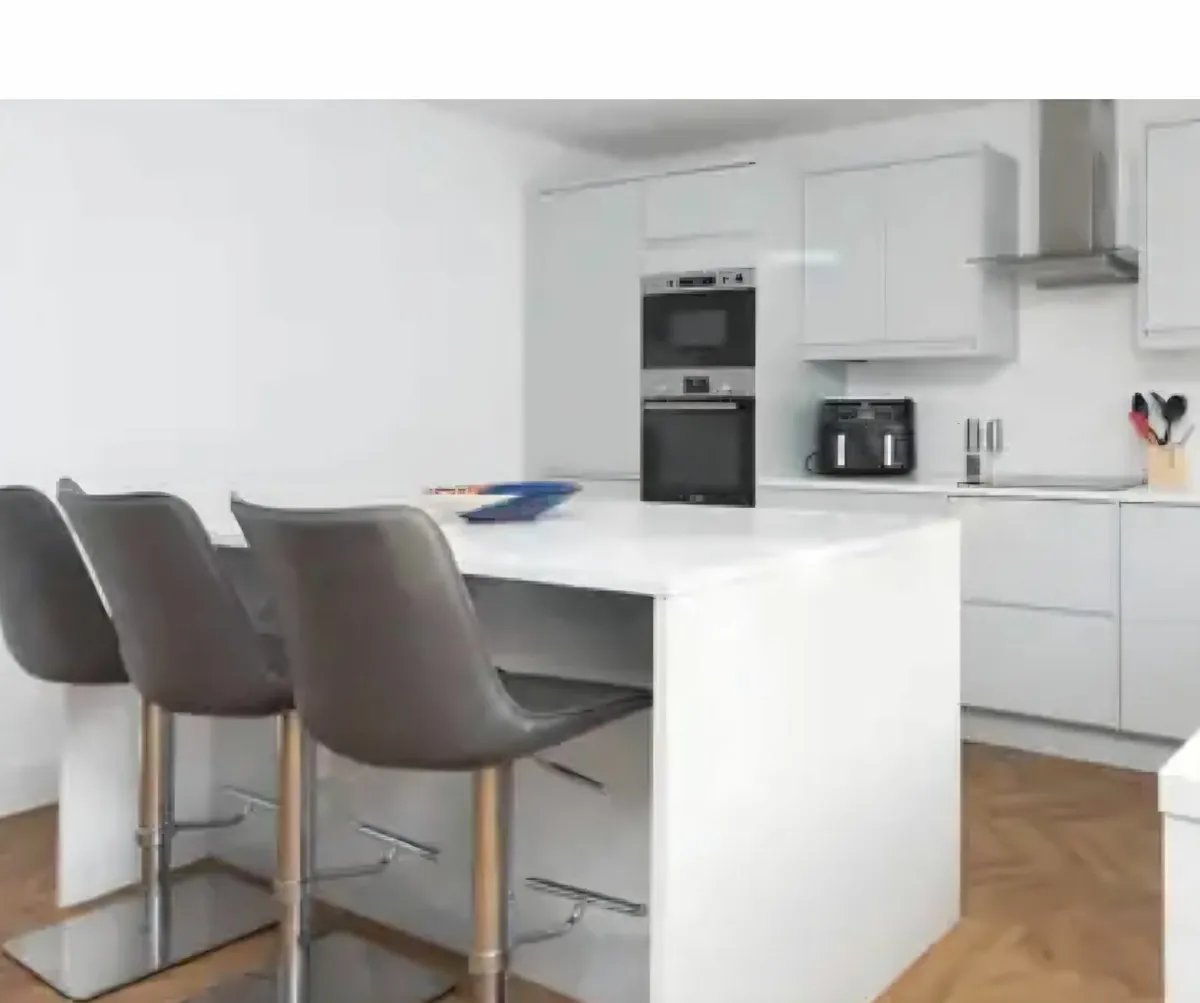 Kitchen Island - Image 3