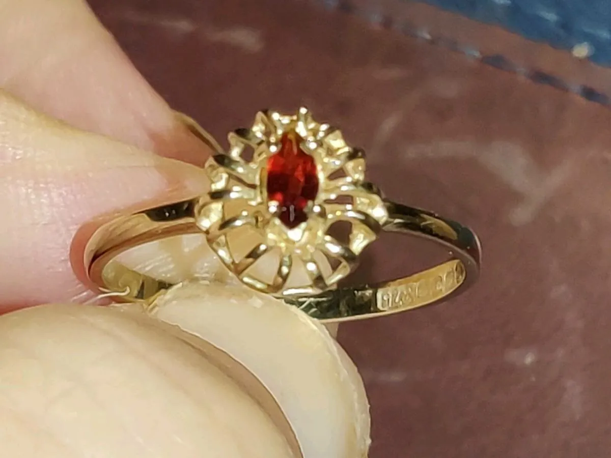 BASKET GARNET, 9CT Gold Neq Ladies Dress Ring ! - Image 1