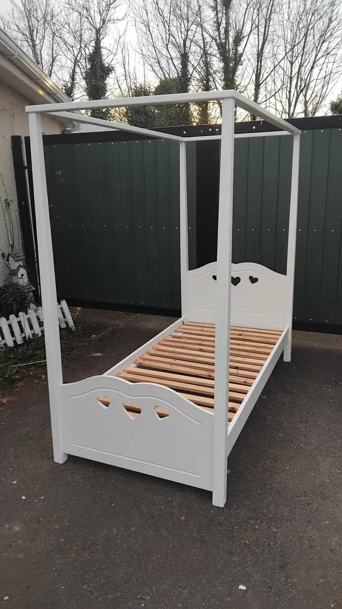 Four post single bed