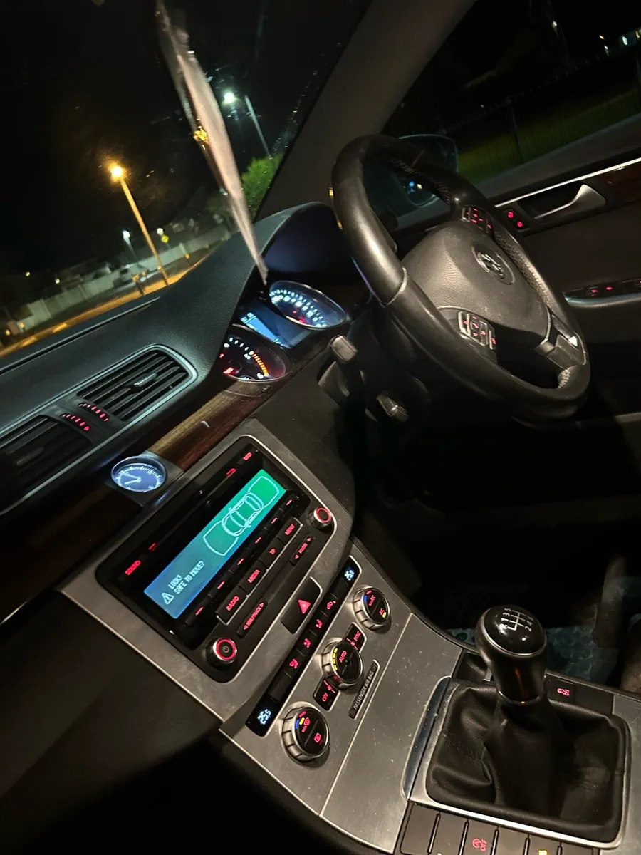 Volkswagen Passat - Image 2