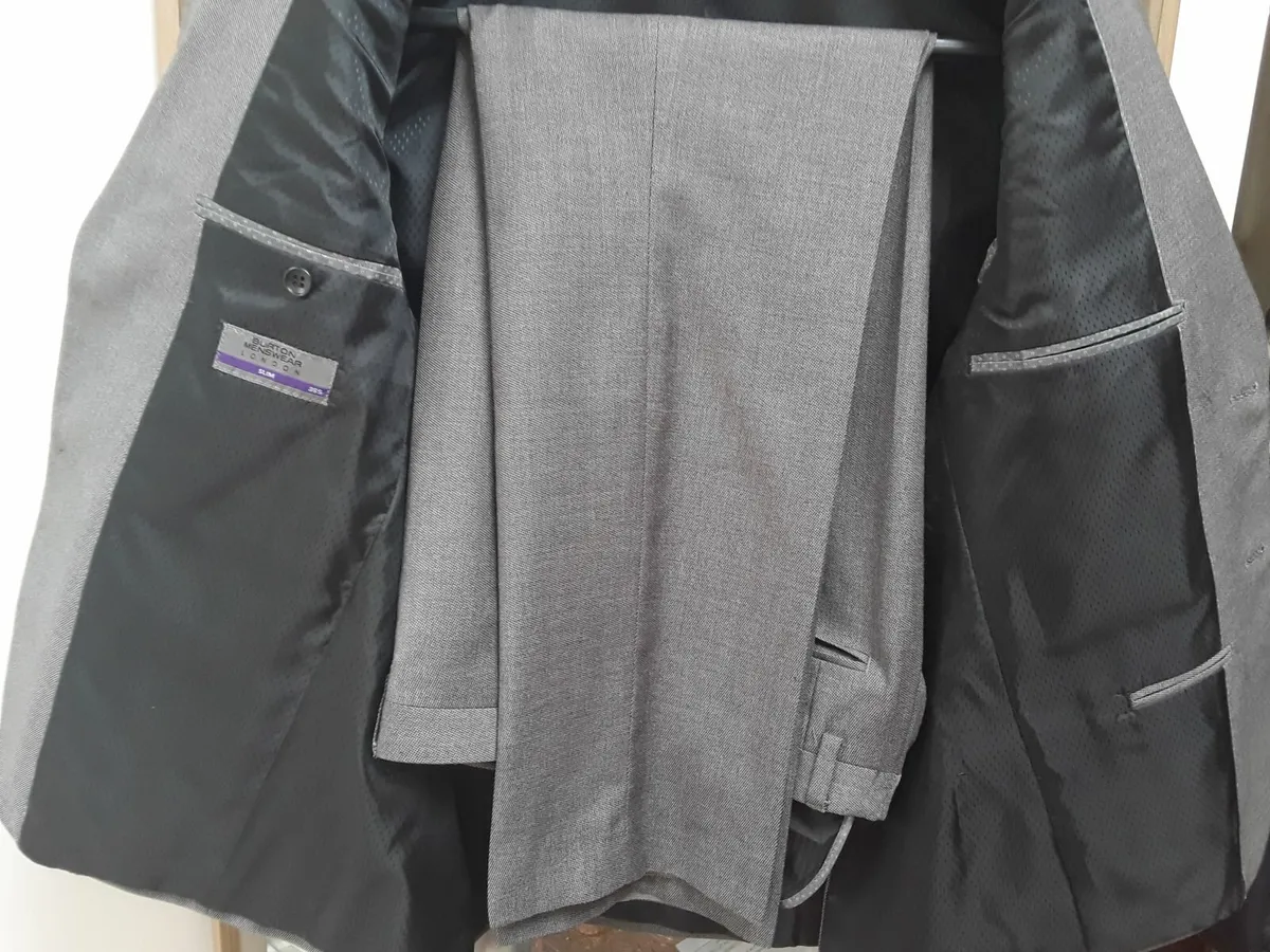 Brand new gents Burton suit - Image 3