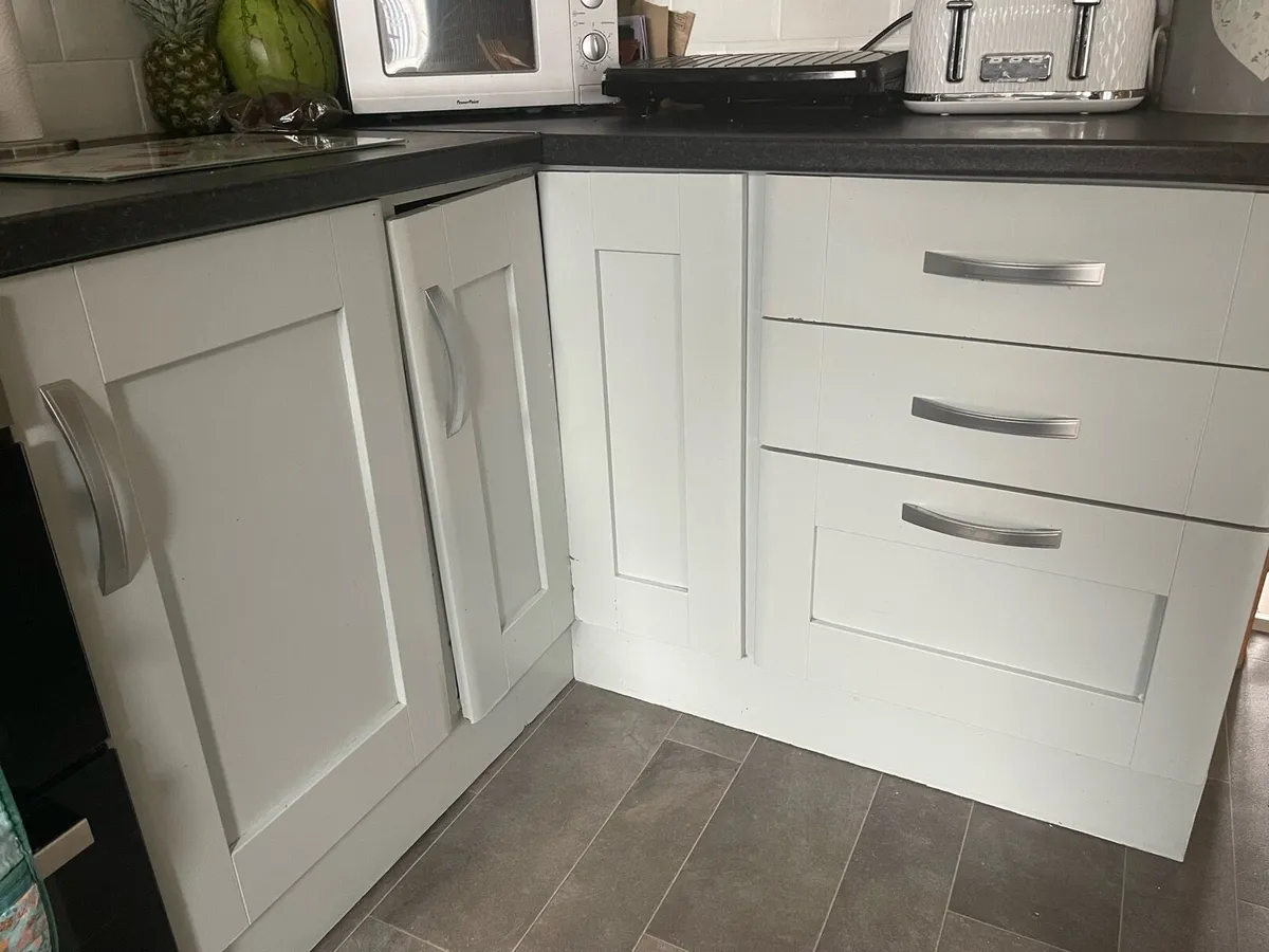 SOLID WOOD KITCHEN & APPLIANCES - Image 3