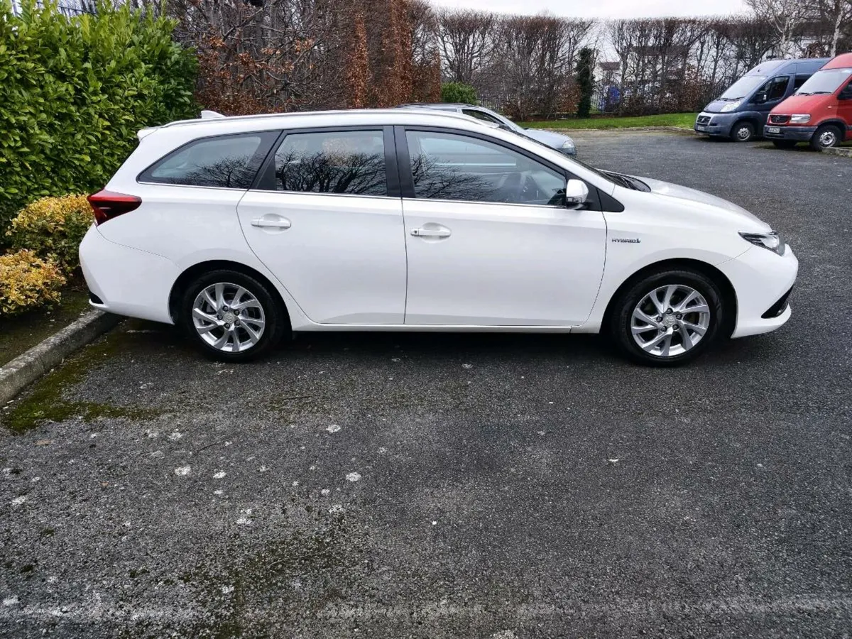 Toyota Auris hybrid - Image 2