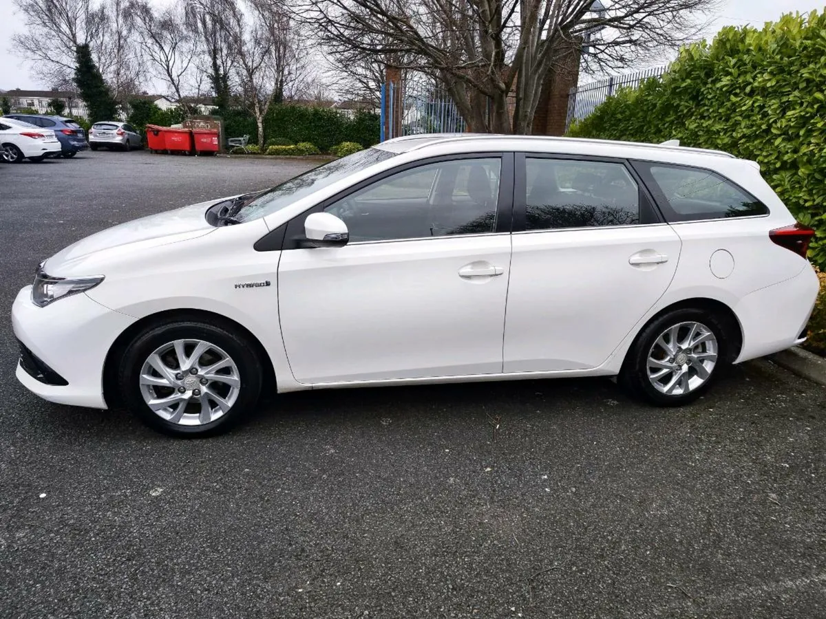 Toyota Auris hybrid - Image 3