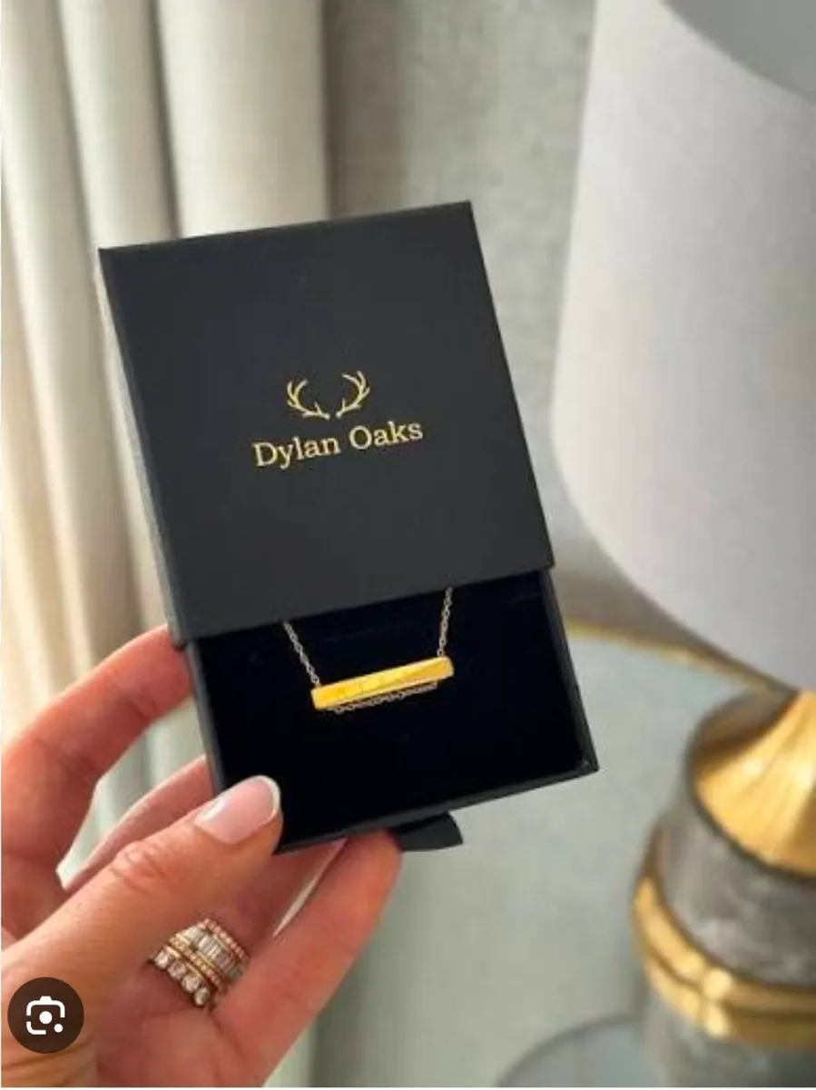 Dylan oaks name bar chain LAURA - Image 1
