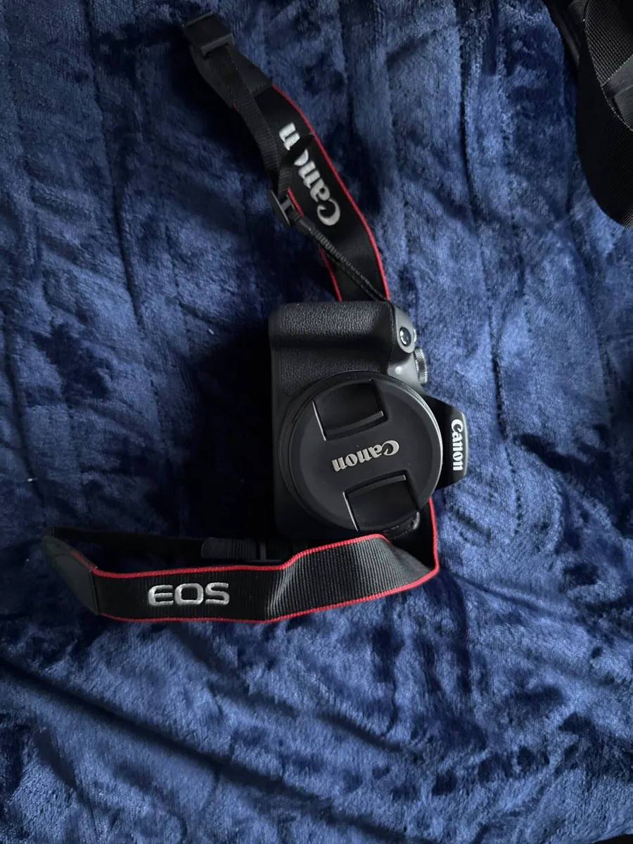 Canon EOS 2000D - Image 1