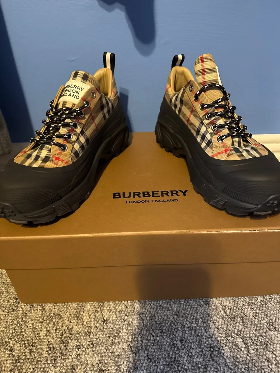 Burberry trainers never worn - Image 1