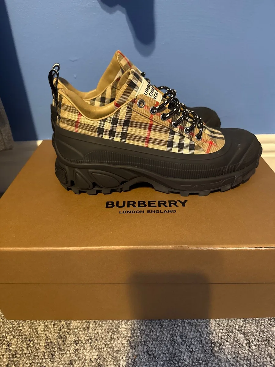 Burberry trainers never worn - Image 2