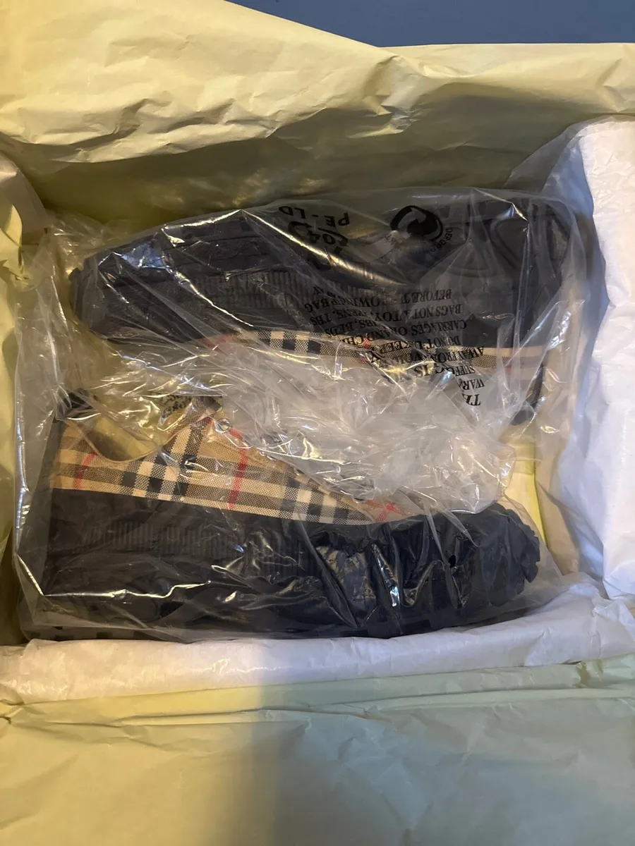 Burberry trainers never worn - Image 3