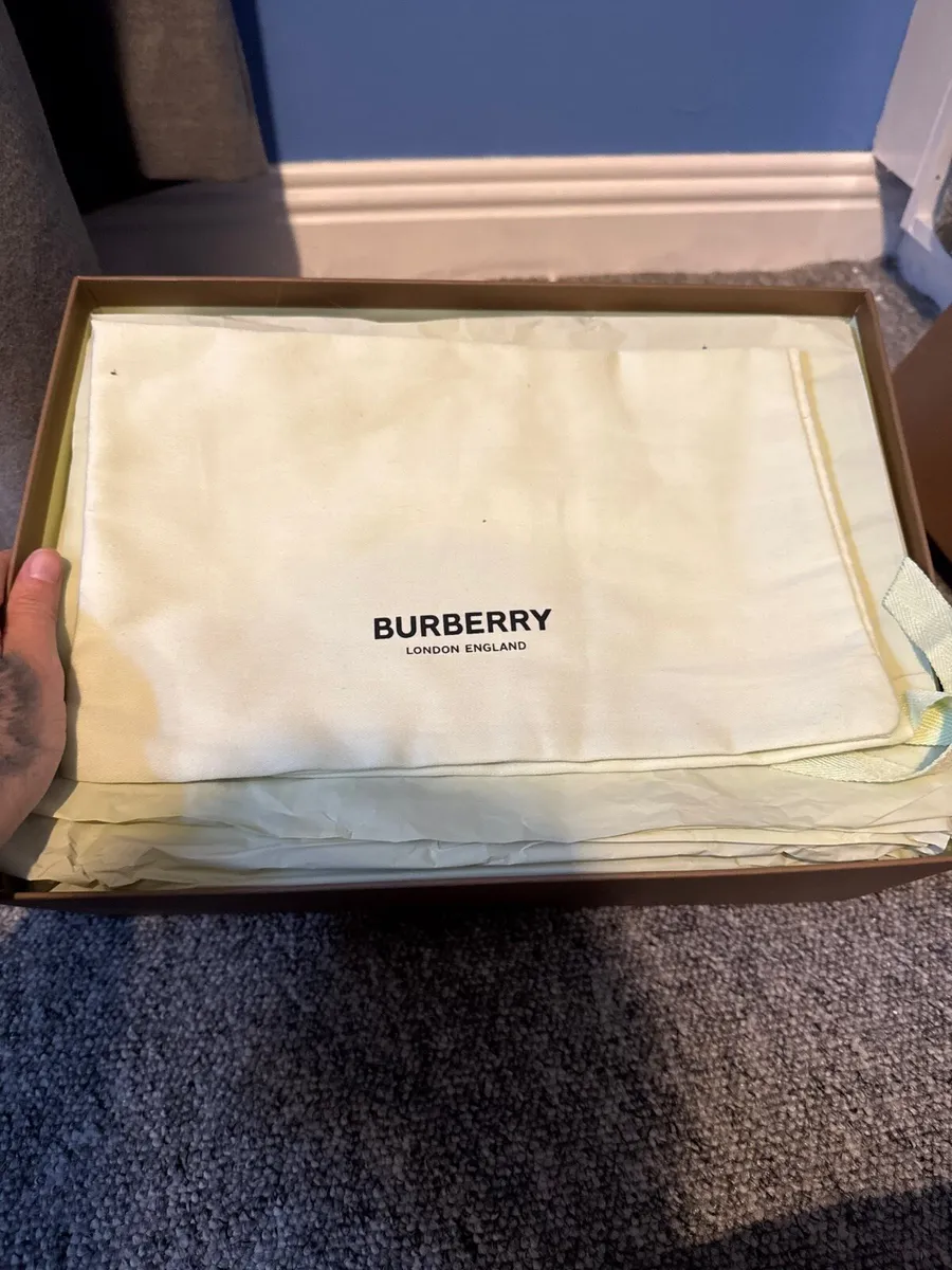 Burberry trainers never worn - Image 4