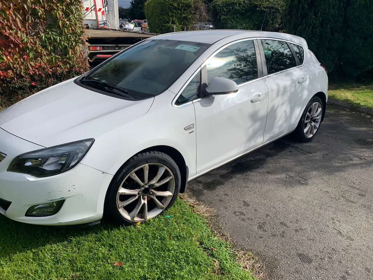 2011 VAUXHALL ASTRA PETROL - Image 1