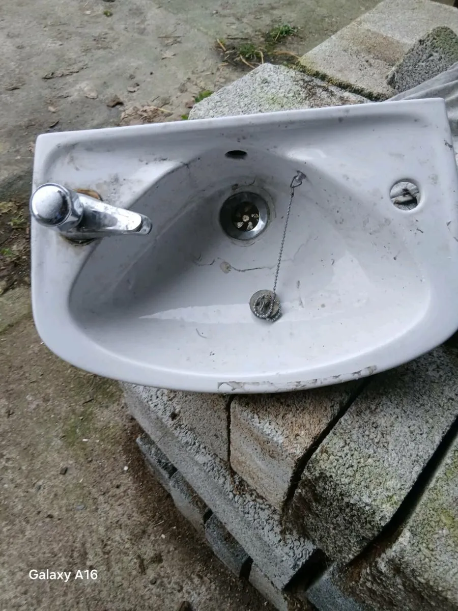 Wash hand basin - Image 1