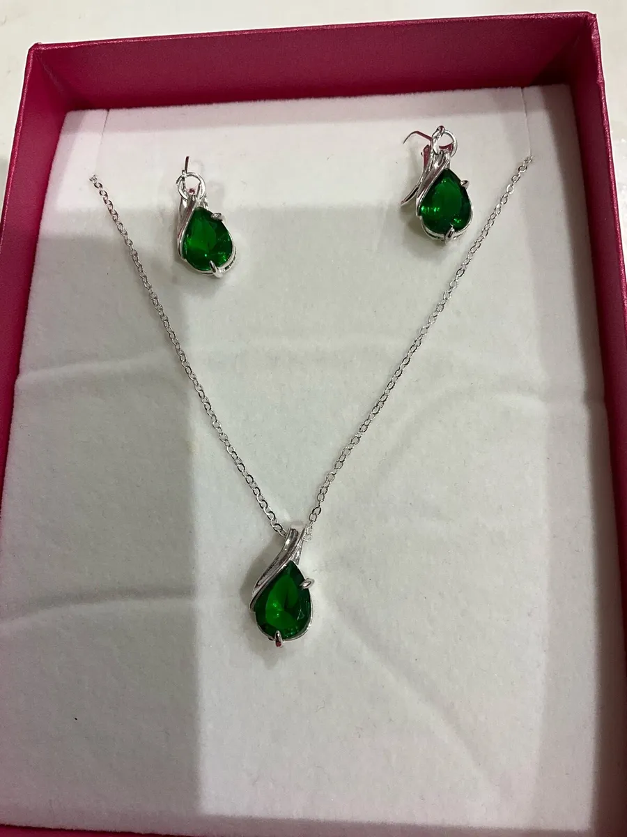 Costume Jewellery- Necklace Set - Image 1