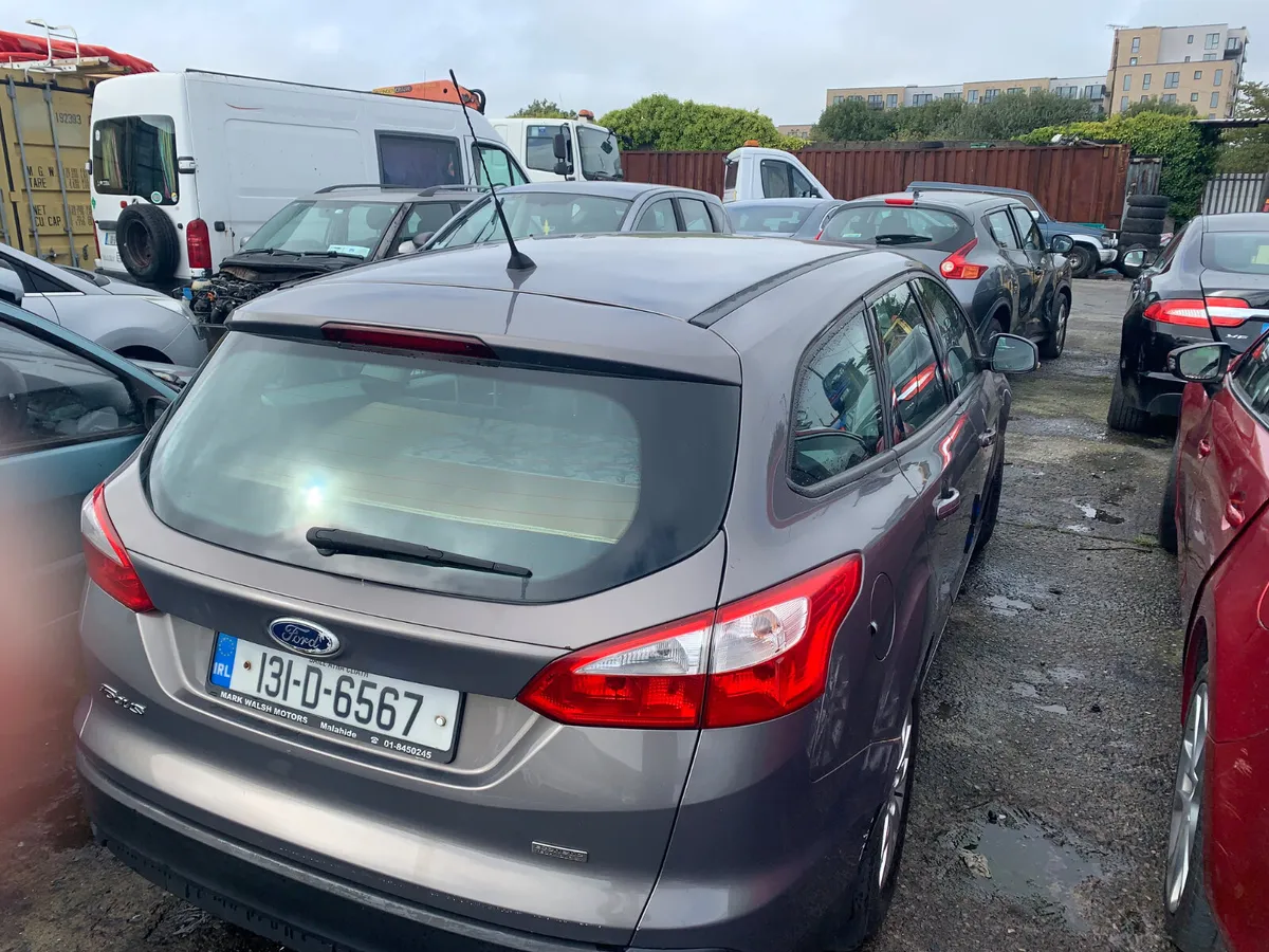 2013  FORD FOCUS 2013 JAGUAR XF - Image 2