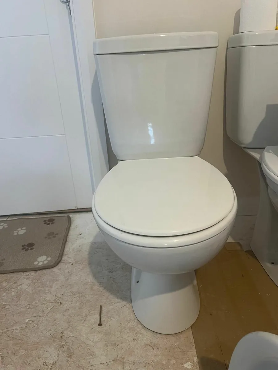 2x Toilets / 2x Pedestal Sinks - Image 1