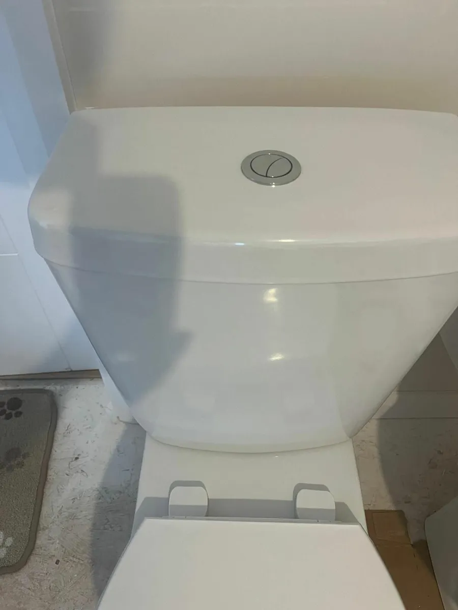 2x Toilets / 2x Pedestal Sinks - Image 2