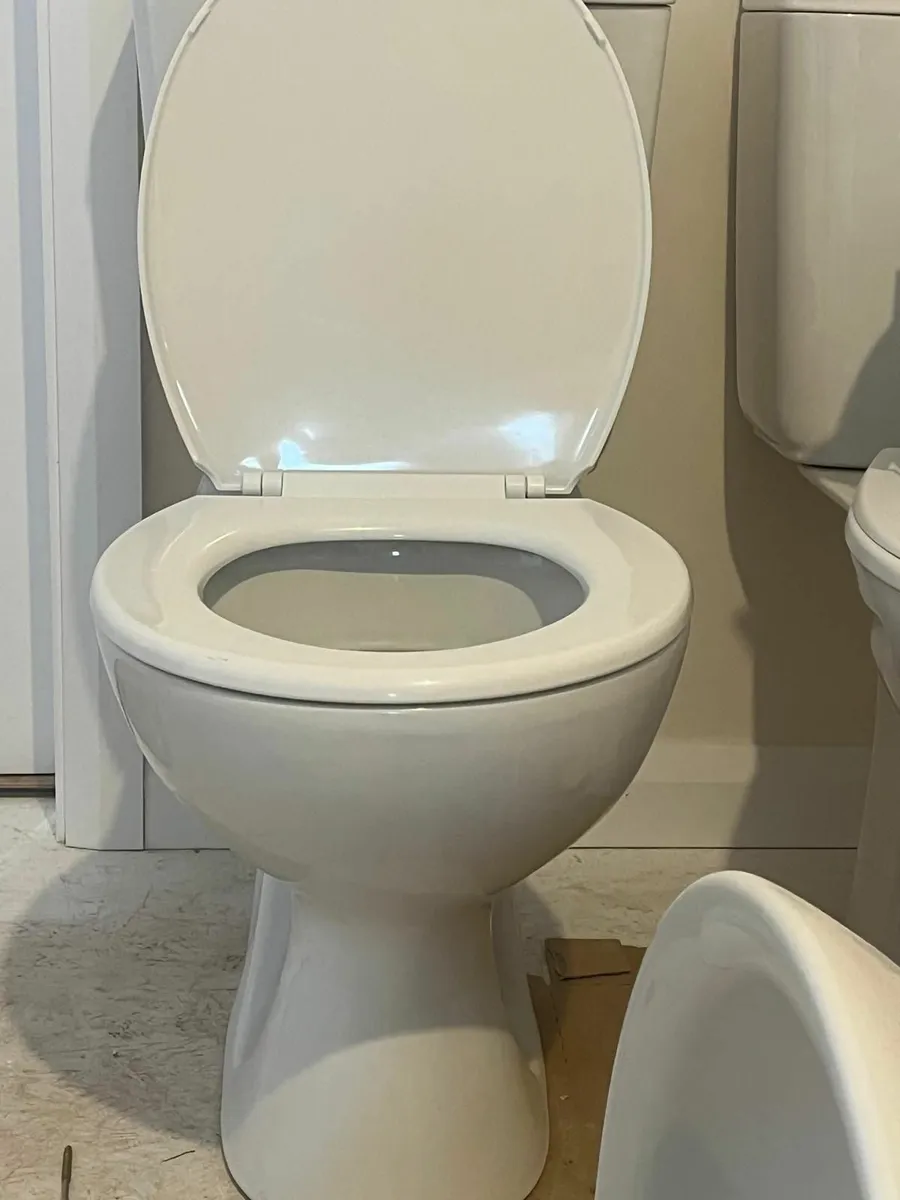 2x Toilets / 2x Pedestal Sinks - Image 3