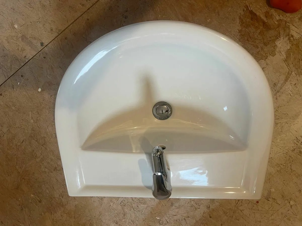 2x Toilets / 2x Pedestal Sinks - Image 4