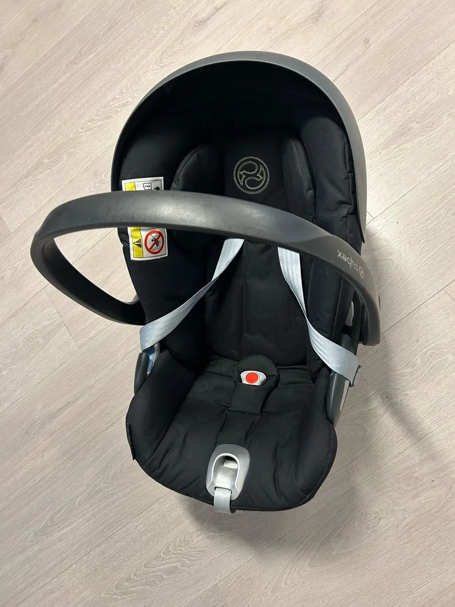 Cybex Cloud Z i-Size Infant Car seat and base - Image 3