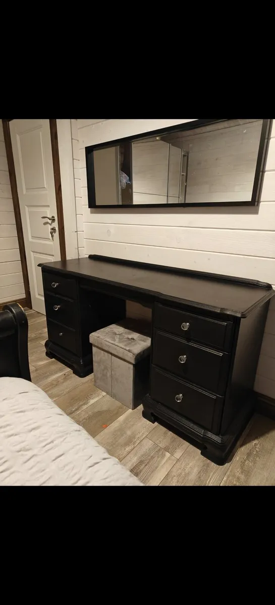 Full Bedroom Furniture - Image 4