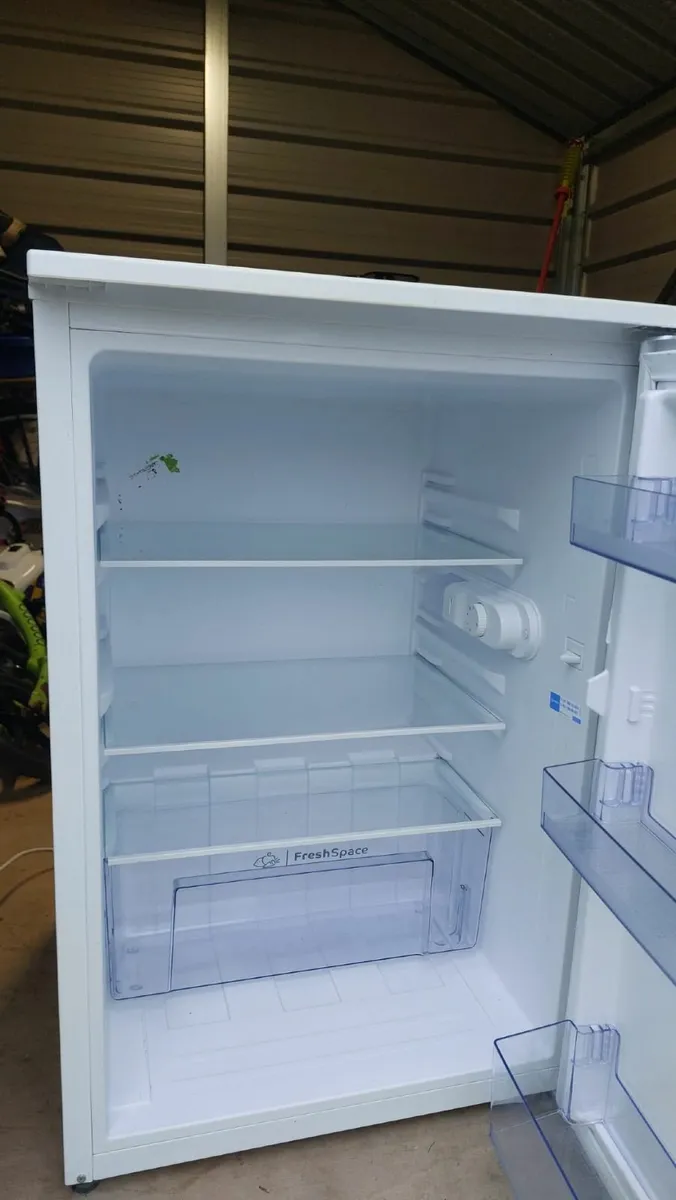 Fridge - Indesit under-counter white fridge - Image 4