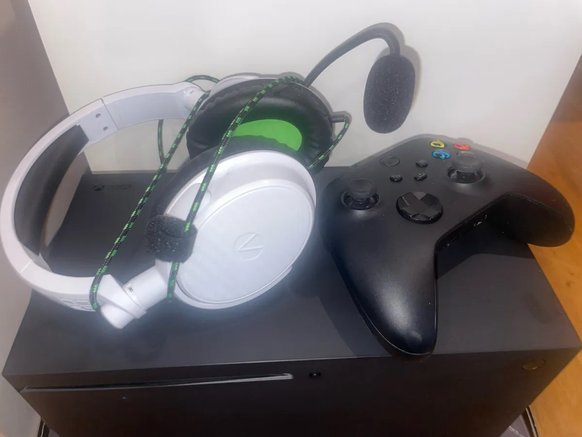 Xbox Series X 1TB, Black (BOX, REMOTE, HEADSET) - Image 2