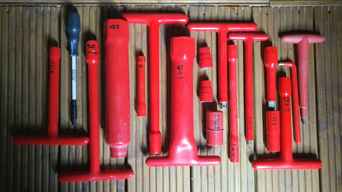 18pcs VDE Insulated Hand Tools Selection - Image 2