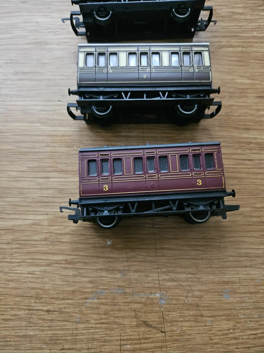 Hornby OO Gauge Carraiges - Image 3