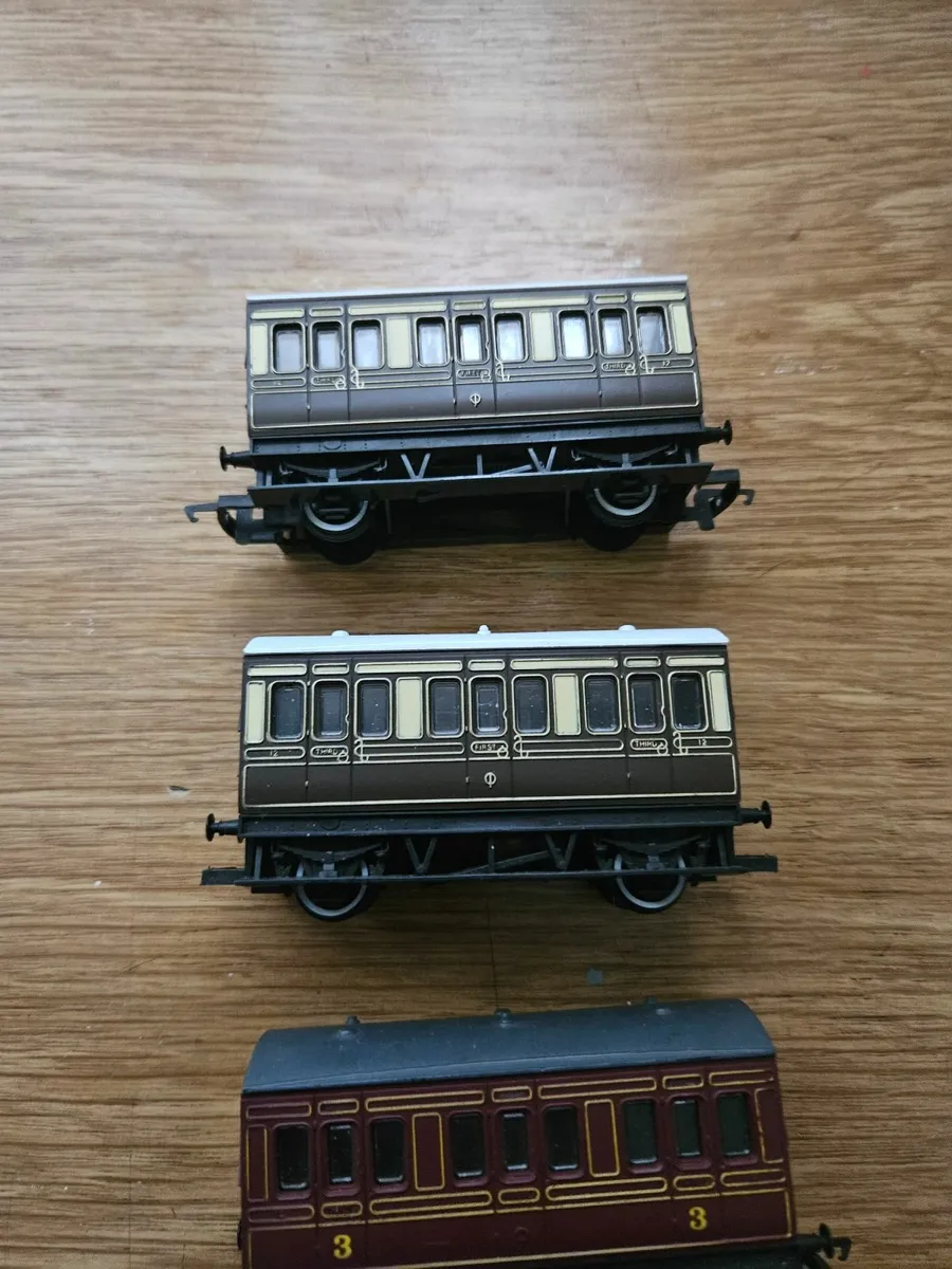 Hornby OO Gauge Carraiges - Image 4