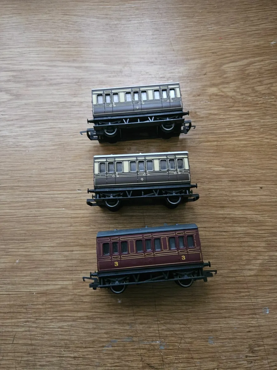 Hornby OO Gauge Carraiges - Image 1